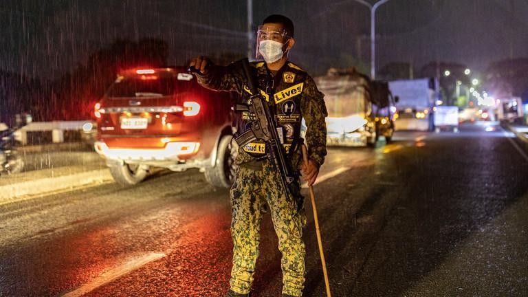 Một sĩ quan cảnh sát thực hiện nhiệm vụ tại một trạm kiểm dịch ở Metro Manila, Philippines. Ảnh: Getty Images