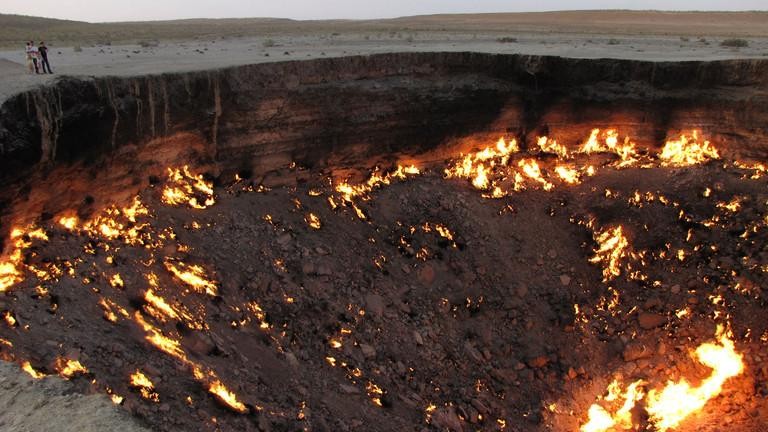 Hố lửa đang bốc cháy, được gọi là "Cánh cửa dẫn đến địa ngục," ở sa mạc Karakum của Turkmenistan. Ảnh: AFP