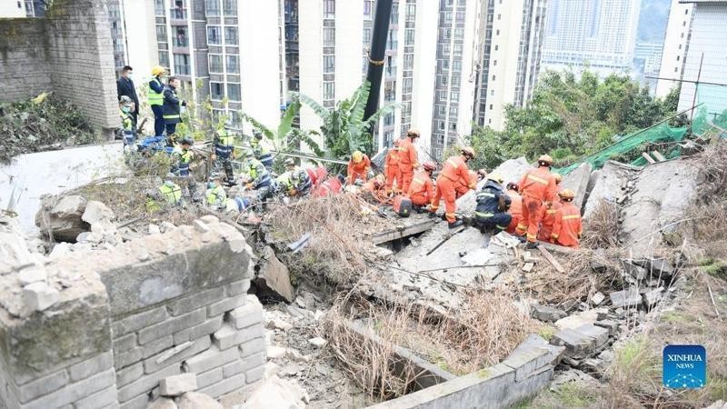 Lực lượng cứu hộ tìm kiếm những người bị mắc kẹt sau khi một căng tin bị sập ở quận Wulong, thành phố Trùng Khánh, ngày 7/1/2022. Ảnh: Tân Hoa xã