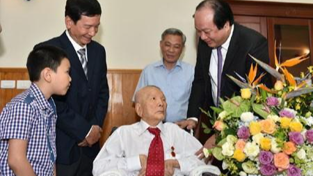 Bộ trưởng, Chủ nhiệm Văn phòng Chính phủ Mai Tiến Dũng hỏi thăm sức khỏe đồng chí Nguyễn Côn năm 2017. Ảnh: Văn phòng Chính phủ