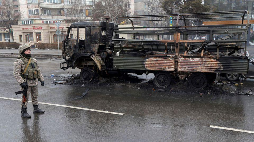 Hiện trường một chiếc xe tải bị cháy trên đường phố sau cuộc biểu tình hàng loạt do tăng giá nhiên liệu ở Almaty, Kazakhstan. Ảnh: Reuters (chụp ngày 8/1/2022)