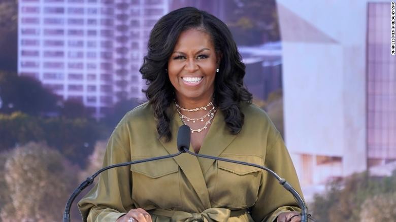 Đệ nhất phu nhân Mỹ Michelle Obama phát biểu trong buổi lễ khởi công Trung tâm Tổng thống Obama hôm 28/ 9/2021, tại Chicago. Ảnh: CNN