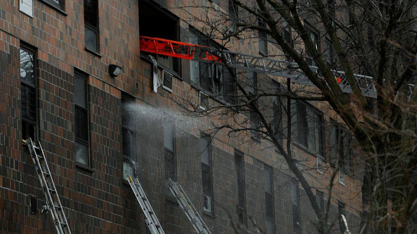 Khoảng 200 nhân viên cứu hỏa tham gia xử lý vụ hỏa hoạn tại tòa nhà 19 tầng ở quận Bronx của Thành phố New York. Ảnh: Reuters