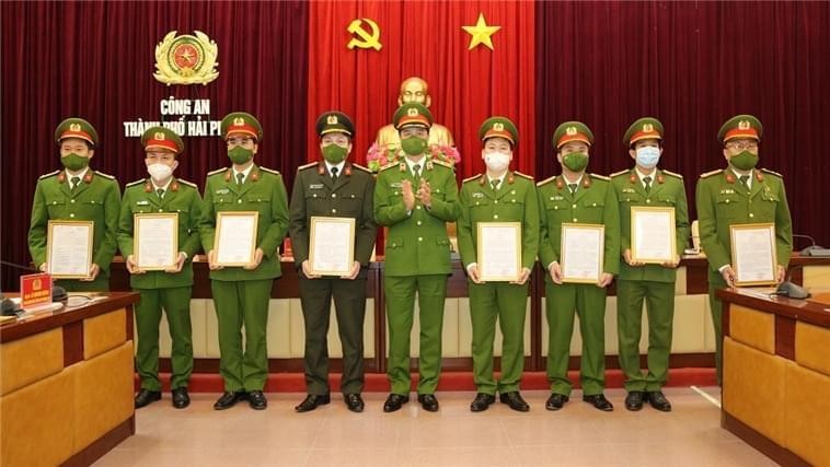 Trung tướng Nguyễn Duy Ngọc trao Thư khen và phần thưởng cho Công an TP Hải Phòng và các đơn vị tham gia phá thành công vụ án.