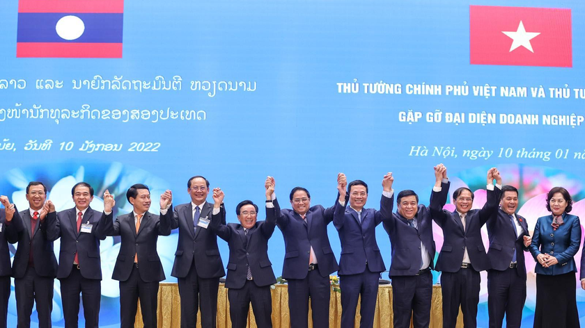 Thủ tướng Phạm Minh Chính và Thủ tướng Lào Phankham Viphavanh cùng các đại biểu tại cuộc gặp đại diện doanh nghiệp hai nước. Ảnh; VGP/Nhật Bắc