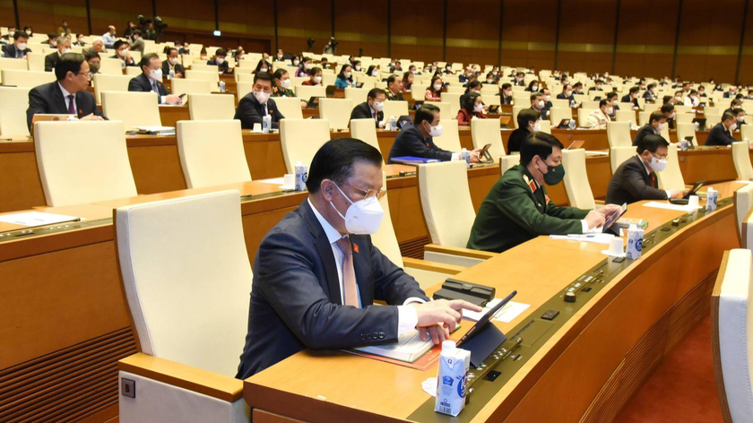 Các đại biểu Quốc hội biểu quyết thông qua Nghị quyết về chính sách tài khóa, tiền tệ hỗ trợ Chương trình phục hồi và phát triển kinh tế - xã hội. Ảnh VGP/Nhật Bắc