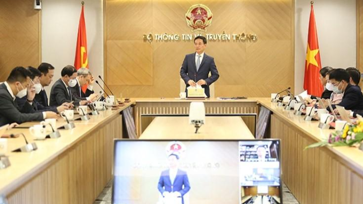 Bộ trưởng Bộ TT&TT Nguyễn Mạnh Hùng phát biểu giao nhiệm vụ cho các cán bộ được điều động, bổ nhiệm chức vụ mới. Ảnh: VGP