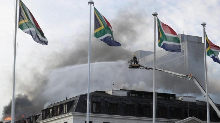 Ngọn lửa bùng phát tại khu phức hợp Cape Town trước rạng sáng 2/1, lan tới tòa nhà Quốc hội. Ảnh: Reuters