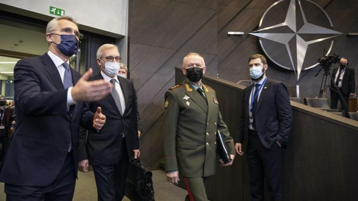 Tổng thư ký NATO Jens Stoltenberg, Thứ trưởng Quốc phòng Nga, Đại tá Alexander Fomin và Thứ trưởng Bộ Ngoại giao Nga Alexander Grushko đến tham dự Hội đồng NATO-Nga tại trụ sở của Liên minh ở Brussels, Bỉ, vào ngày 12/1/2022. Ảnh: NATO / POOL 