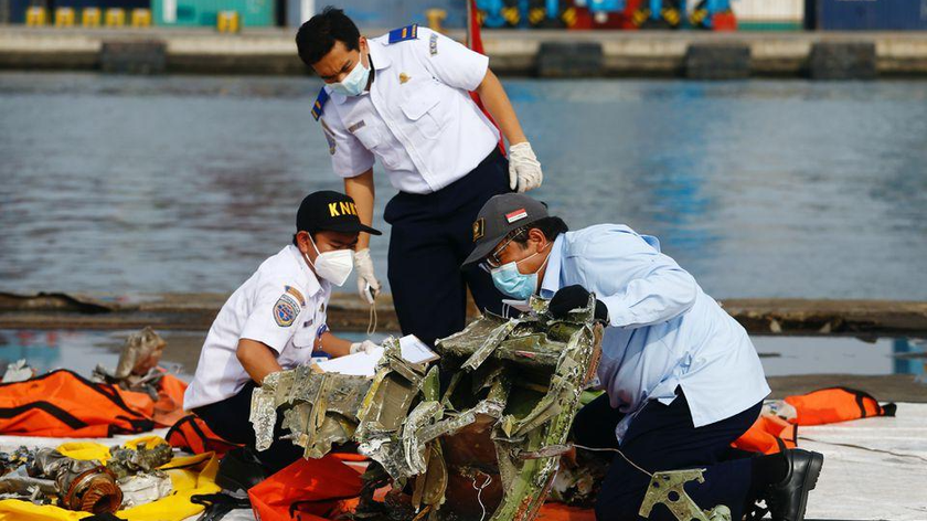 Nhân viên KNKT Indonesia kiểm tra mảnh vỡ của chuyến bay SJ 182 của Sriwijaya Air, rơi xuống Biển Java, vào ngày cuối cùng của hoạt động tìm kiếm và cứu nạn, tại cảng Tanjung Priok ở Jakarta, Indonesia, ngày 21/1/2021. Ảnh: Reuters 