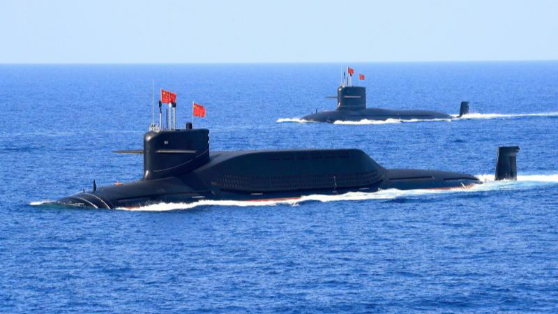Một tàu ngầm tên lửa đạn đạo lớp Jin Type 094A chạy bằng năng lượng hạt nhân của Hải quân Trung Quốc trong một cuộc trình diễn quân sự ở Biển Đông ngày 12/4/2018. Ảnh: Reuters