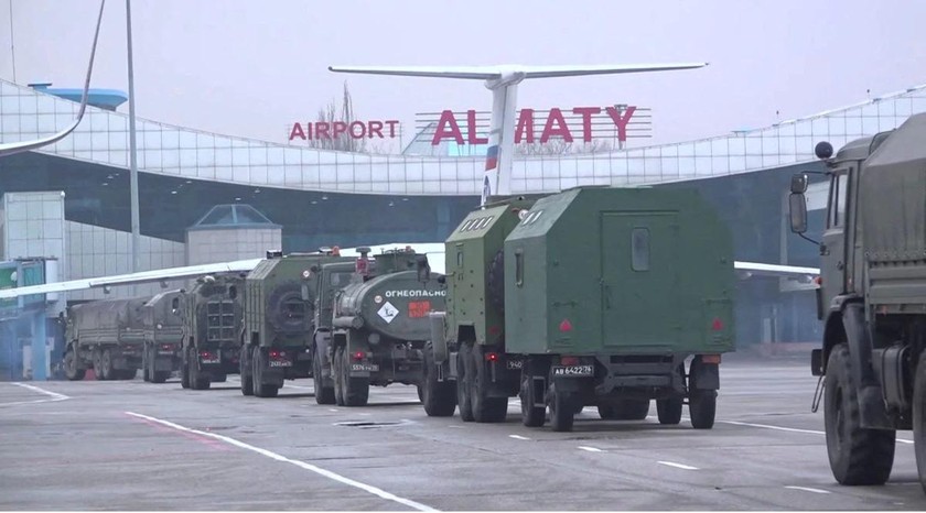 Các phương tiện quân sự của Nga đến sân bay Almaty, Kazakhstan trong khuôn khổ sứ mệnh gìn giữ hòa bình của CSTO. Ảnh từ video do Bộ Quốc phòng Nga công bố ngày 9/1/2022.