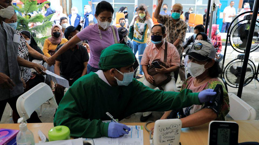 Một điểm tiêm chủng COVID-19 ở Jakarta, Indonesia. Ảnh: Reuters (chụp ngày 12/1/2022)