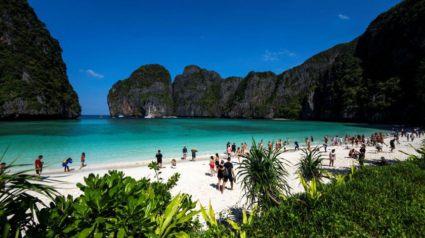 Khách du lịch đến thăm vịnh Maya tại tỉnh Krabi sau khi Thái Lan mở cửa trở lại bãi biển nổi tiếng thế giới sau hơn ba năm đóng cửa do dịch COVID-19. Ảnh: Reuters (chụp ngày 3/1/2022)