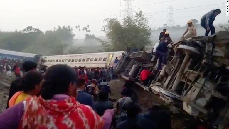 Hiện trường vụ tai nạn đường sắt khiến hơn 40 người thương vong ở Ấn Độ ngày 13/1/2022. Ảnh: CNN