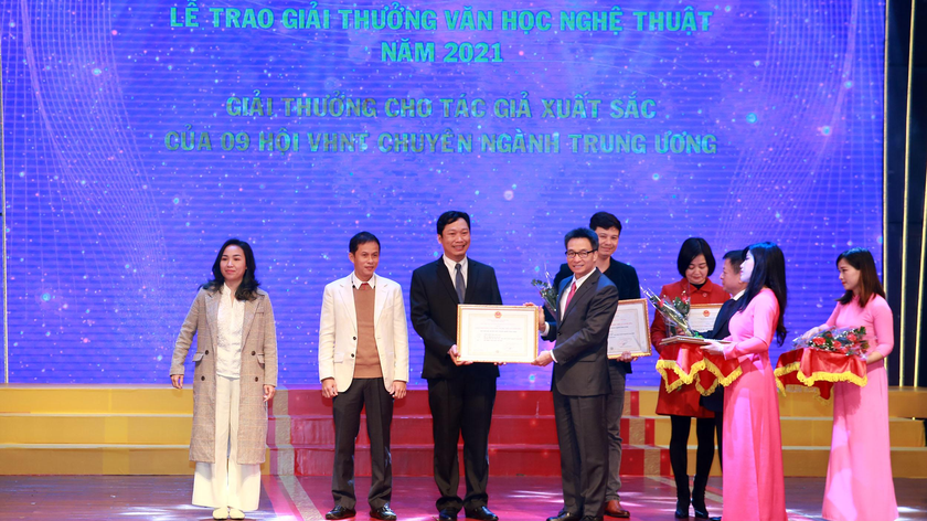 Phó Thủ tướng Vũ Đức Đam trao tặng cho các tác giả, nhóm tác giả đạt Giải Xuất sắc. Ảnh: VGP/Đình Nam