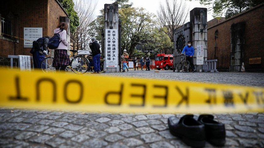 Cảnh sát kiểm tra hiện trường nơi xảy ra vụ tấn công tại cổng vào trường Đại học Tokyo vào ngày 15/1/2022. Ảnh: Reuters