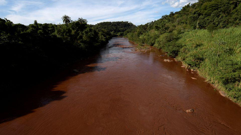 Sông Paraopeba đầy bùn, sau khi đập hồ chứa quặng thuộc sở hữu của Công ty khai thác Brazil Vale SA bị vỡ, ở Mario Campos gần Brumadinho, Brazil. Ảnh: Reuters (chụp ngày 27/1/2019) 