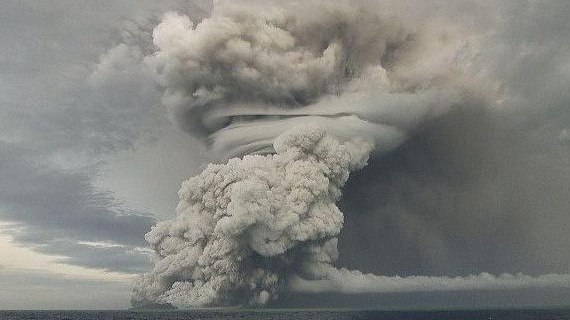 Cột khói bụi từ núi lửa dưới nước Hunga Tonga-Hunga Ha'apai ở ngoài khơi Tonga hôm 15/1/2022. Ảnh: EYEPRESS 