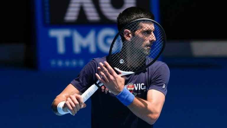 Hy vọng chơi ở Australian Open của Djokovic đã tan thành mây khói sau khi một tòa án bác đơn kháng cáo của anh về lệnh trục xuất. Ảnh: AP