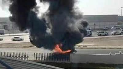 Hiện trường vụ nổ xe chở nhiên liệu trong khu công nghiệp Musaffah gần các kho chứa của hãng dầu ADNOC. Ảnh: Reuters