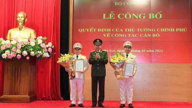 Thừa ủy quyền, Bộ trưởng Tô Lâm trao Quyết định bổ nhiệm chức vụ Thứ trưởng Bộ Công an đối với Thiếu tướng Lê Văn Tuyến và Thiếu tướng Nguyễn Văn Long.