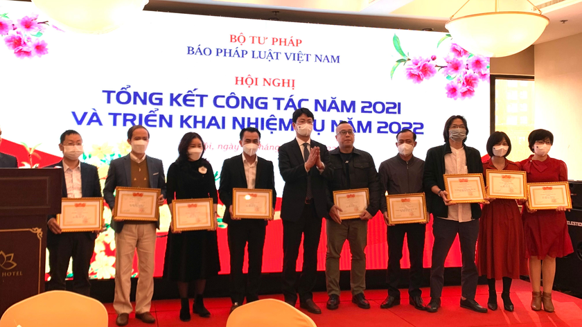 Thứ trưởng Bộ Tư pháp Nguyễn Thanh Tịnh (giữa, vỗ tay) trao danh hiệu thi đua cho các tập thể xuất sắc của Báo Pháp luật Việt Nam.