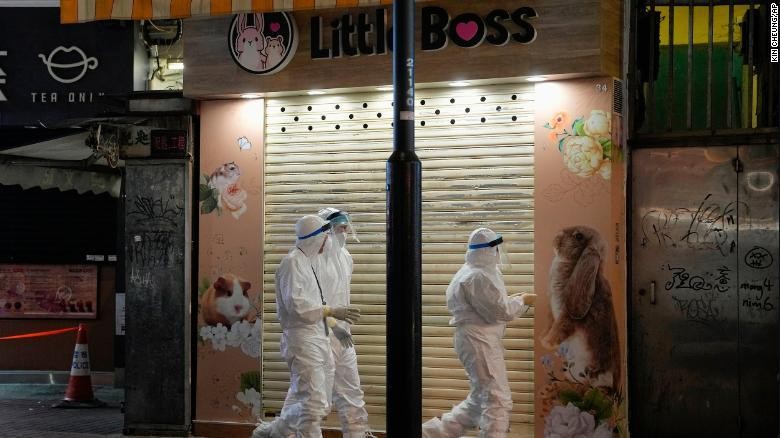 Lực lượng chức năng Hồng Kông (Trung Quốc) điều tra một cửa hàng thú cưng sau khi một số chuột hamster có kết quả xét nghiệm dương tính với virus corona vào ngày 18/1/2022. Ảnh: CNN