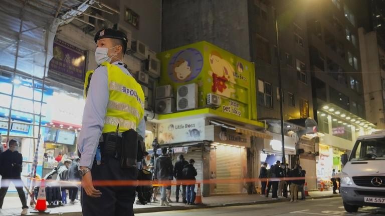 Cảnh sát đứng canh bên ngoài một cửa hàng thú cưng đã đóng cửa sau khi một số chuột hamster có kết quả xét nghiệm dương tính với COVID-19 ở Hồng Kông ngày 18/1/2022 Ảnh: AP Photo 