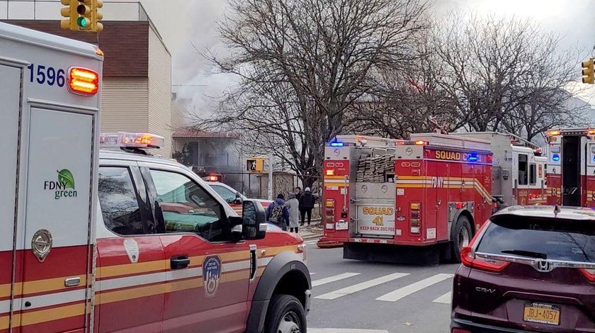 Các lực lượng cứu hộ tại hiện trường sau vụ cháy và nổ tại một tòa nhà ở Thành phố New York, New York, Hoa Kỳ, ngày 18/1/2022. Ảnh chụp từ video trên mạng xã hội.
