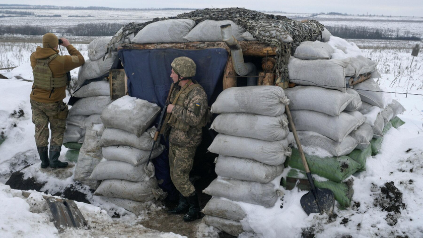 Các binh sĩ Ukraine tại một vị trí chiến đấu ở Luhansk, Ukraine. Ảnh: NYT (chụp ngày 4/1/2022)