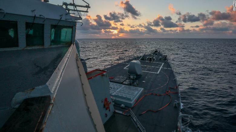 Tàu khu trục tên lửa dẫn đường USS Benfold tiến hành các hoạt động hôm thứ Năm trên Biển Đông. Ảnh: CNN