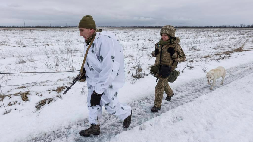 Binh sĩ Ukraine tuần tra tại các vị trí chiến đấu gần Horlivka ở vùng Donetsk, Ukraine, ngày 20/1/2022. Ảnh: Reuters