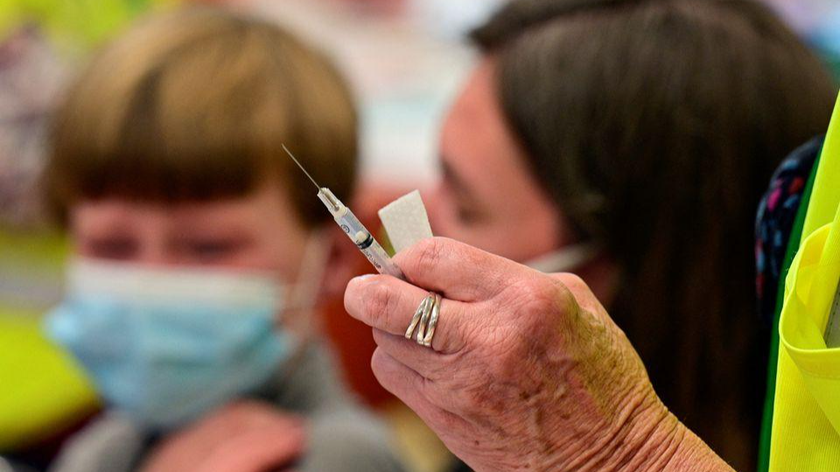Trẻ em từ 5 đến 11 tuổi chỉ tiêm 10 microgam vaccine Pfizer (PFE.N), bằng một nửa liều lượng tiêm cho trẻ từ 12 tuổi trở lên. Ảnh: Reuters