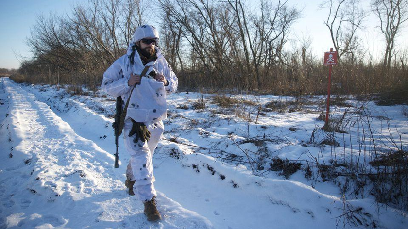Binh sĩ của Ukraine tuần tra tại các vị trí chiến đấu gần Horlivka ở vùng Donetsk, Ukraine, ngày 20/1/2022. Ảnh: Reuters