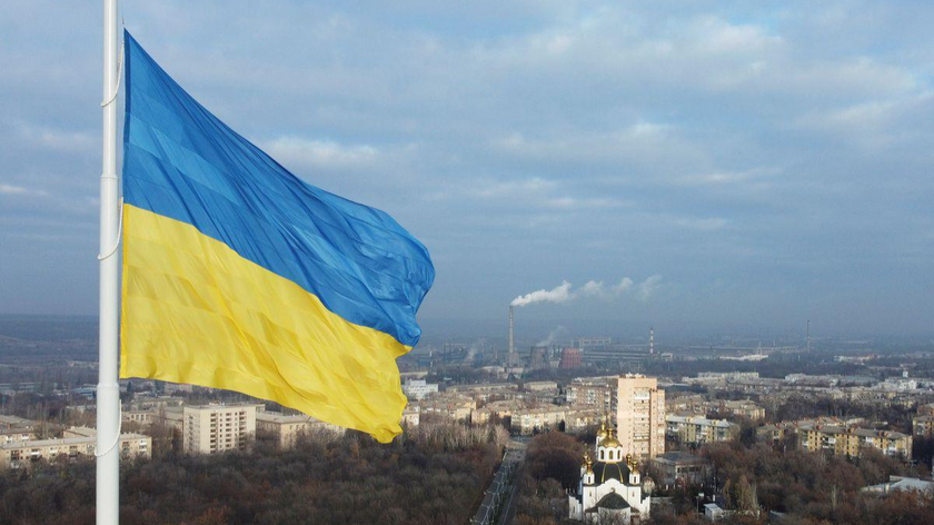 Quốc kỳ Ukraine bay trên thị trấn Kramatorsk, Ukraine ngày 25/11/2021. Ảnh: Reuters