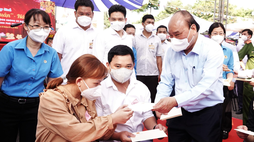 Chủ tịch nước Nguyễn Xuân Phúc tặng quà cho công nhân, người lao động thành phố Thủ Đức.
