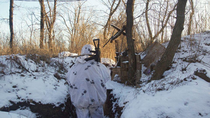 Một thành viên phục vụ của lực lượng vũ trang Ukraine đứng gác tại các vị trí chiến đấu gần Horlivka ở vùng Donetsk, Ukraine, ngày 20/1/2022. Ảnh: Reuters