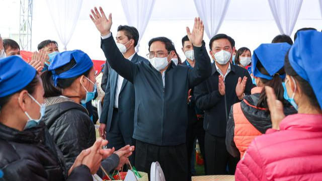 Người dân nồng nhiệt chào đón Thủ tướng Phạm Minh Chính đến thăm và chúc Tết tại tỉnh Thanh Hóa. Ảnh: VGP/Nhật Bắc