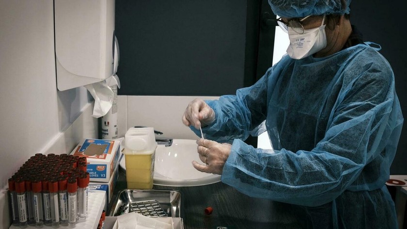 Thực hiện xét nghiệm PCR tại phòng thí nghiệm ở Saint-Symphorien-sur-Coise, ngày 9/11/2020. Ảnh: AFP.