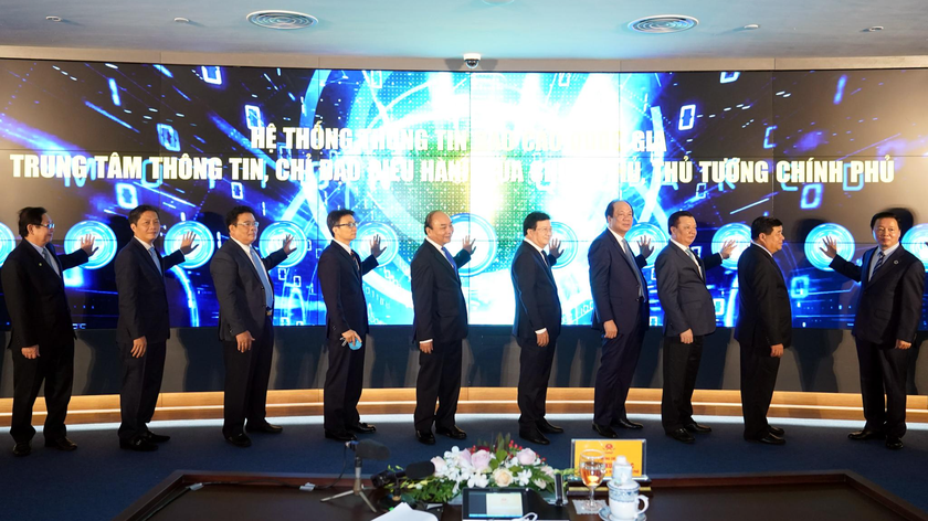 Thủ tướng Chính phủ Nguyễn Xuân Phúc và các đại biểu thực hiện nghi thức khai trương Hệ thống Thông tin báo cáo quốc gia, Trung tâm Thông tin, chỉ đạo, điều hành của Chính phủ, Thủ tướng Chính phủ. Ảnh: TTXVN