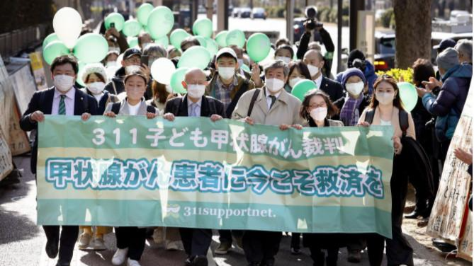 Các luật sư của các nguyên đơn đã đệ đơn kiện đòi bồi thường thiệt hại đối với Công ty Điện lực Tokyo Holdings Inc. về bệnh ung thư tuyến giáp do tiếp xúc với bức xạ từ thảm họa của nhà máy điện hạt nhân Fukushima năm 2011 trước Tòa án Quận Tokyo vào ngày 27/1/2022. Ảnh: Kyodo