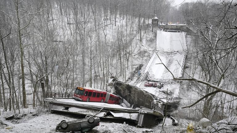 Một chiếc xe buýt của Cơ quan Cảng vụ ở trên cây cầu khi nó bị sập vào ngày 28/1/2022 ở East End của Pittsburgh. Ảnh: AP