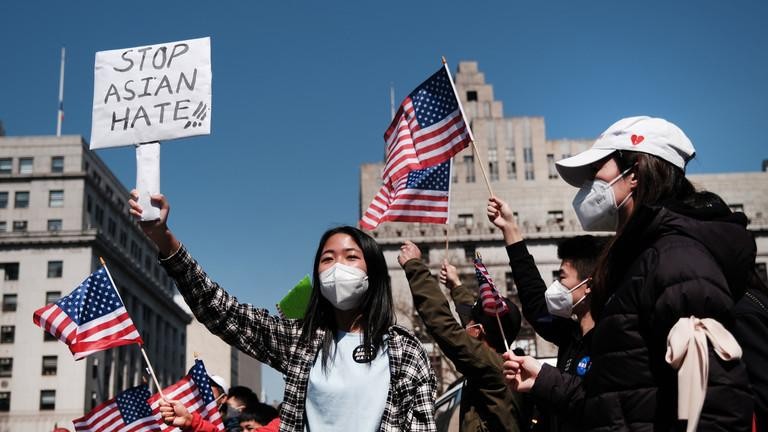 Người dân tham gia biểu tình yêu cầu chấm dứt bạo lực chống người châu Á vào ngày 4/4/2021 tại thành phố New York. Ảnh: Getty Images 