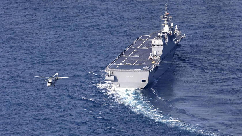 Tàu khu trục trực thăng Hyuga của Lực lượng Phòng vệ Hàng hải, một trong những tàu chiến lớn nhất của Nhật Bản, tìm kiếm máy bay chiến đấu F-15 được cho là đã rơi cách bờ biển tỉnh Ishikawa khoảng 5 km hôm thứ Hai. Ảnh: Kyodo News 