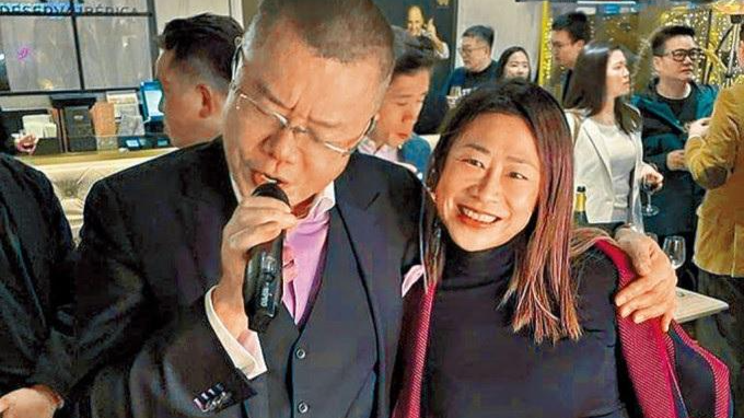 Chủ bữa tiệc tai tiếng Witman và Ellen Tsang. Cả hai đều là thành viên ủy ban bầu cử. Ảnh: Internet.