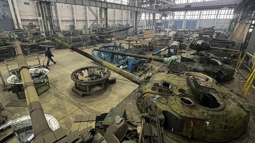 Xe tăng T-64 tại Nhà máy sửa chữa xe tăng ở Kharkiv, Ukraine. Ảnh: AP (ngày 31/1/2022)