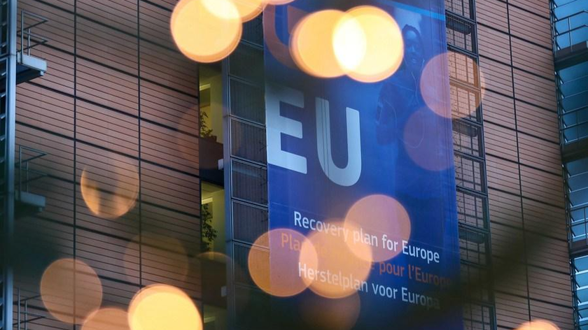 Tòa nhà trụ sở của Ủy ban châu Âu tại Quảng trường Schuman ở Brussels, Bỉ dịp Giáng sinh năm 2020. Ảnh: Tân Hoa xã