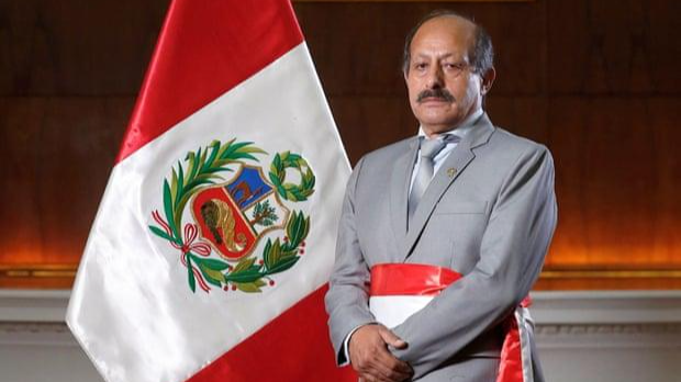 Ông Héctor Valer chụp ảnh sau khi được Tổng thống Peru, Pedro Castillo, bổ nhiệm làm Thủ tướng tại Lima vào ngày 1/2/2022. Ảnh: Reuters