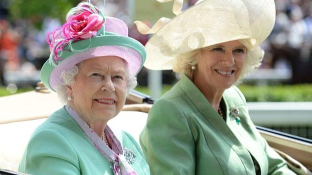 Nữ hoàng Elizabeth II với Camilla, Nữ công tước xứ Cornwall, tại Royal Ascot năm 2013. Ảnh: Alamy
